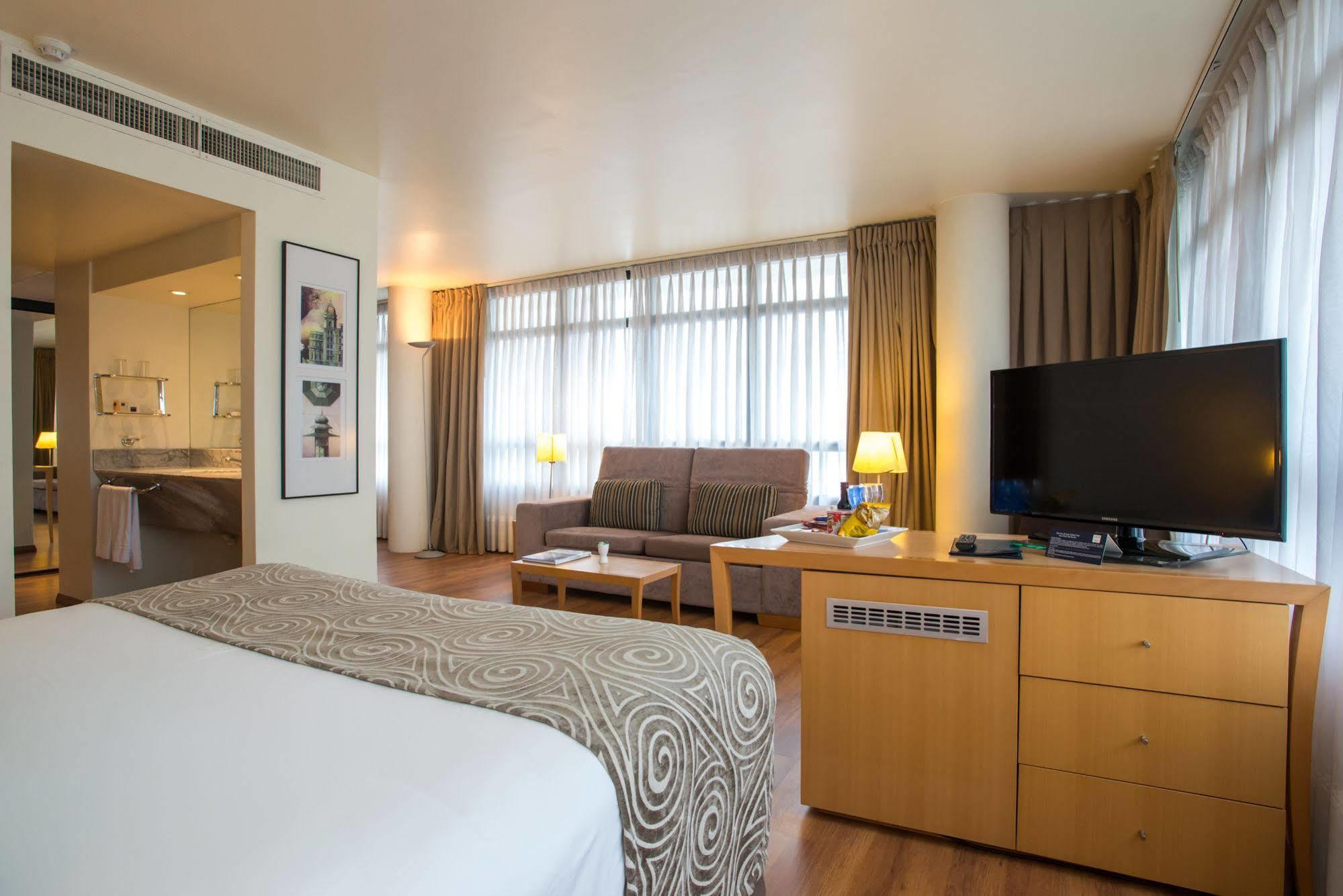 Tryp Montevideo Hotel Exterior photo